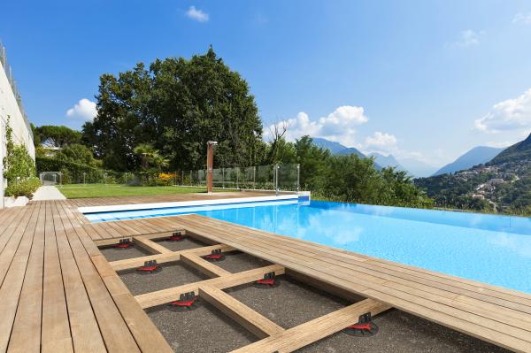 Adjustable pedestal supporting an outdoor terrace